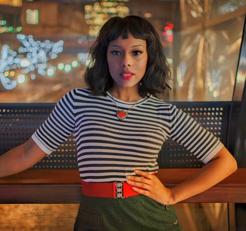 有关卷发, 摆姿势, 条纹衬衫的免费素材图片