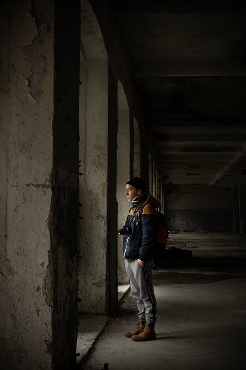 有关（顶部有小羊毛球的）羊毛帽子, 人, 侧面图的免费素材图片