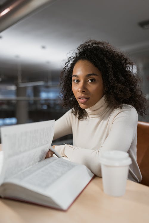 有关垂直拍摄, 卷发, 书的免费素材图片