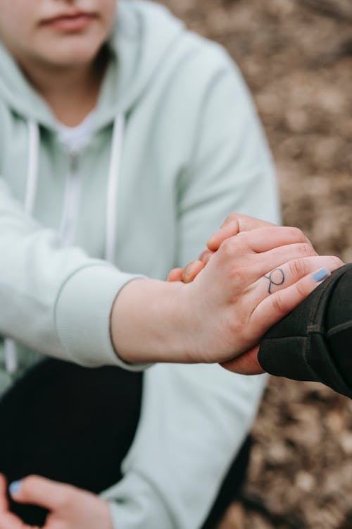 有关不露面, 休闲, 伸出援手的免费素材图片