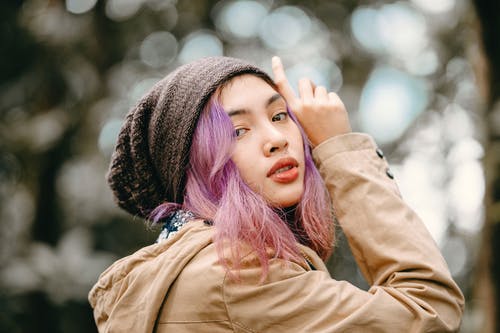 有关（顶部有小羊毛球的）羊毛帽子, 大头贴, 女人的免费素材图片