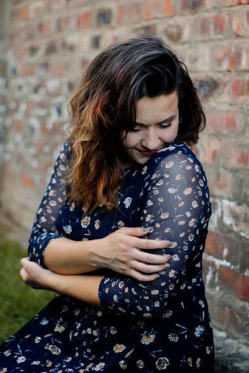 有关卷发, 双臂交叉, 周到的免费素材图片