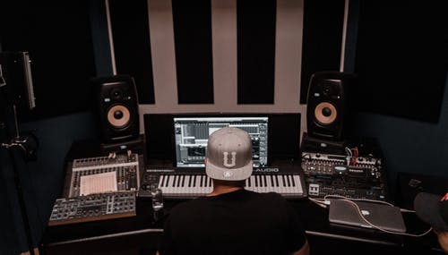 有关人, 坐, 室内的免费素材图片