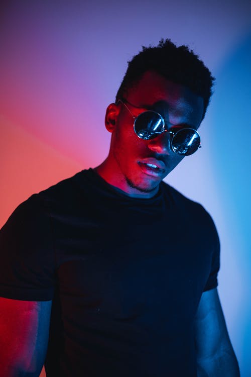 有关垂直拍摄, 太阳镜, 室内的免费素材图片