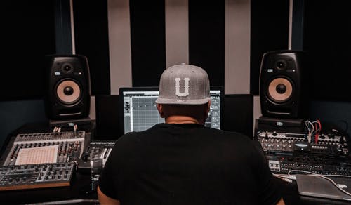 有关人, 坐, 室内的免费素材图片