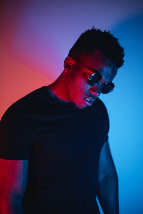 有关垂直拍摄, 太阳镜, 室内的免费素材图片