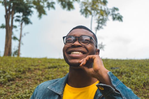 有关年轻, 微笑, 手托住下巴的免费素材图片