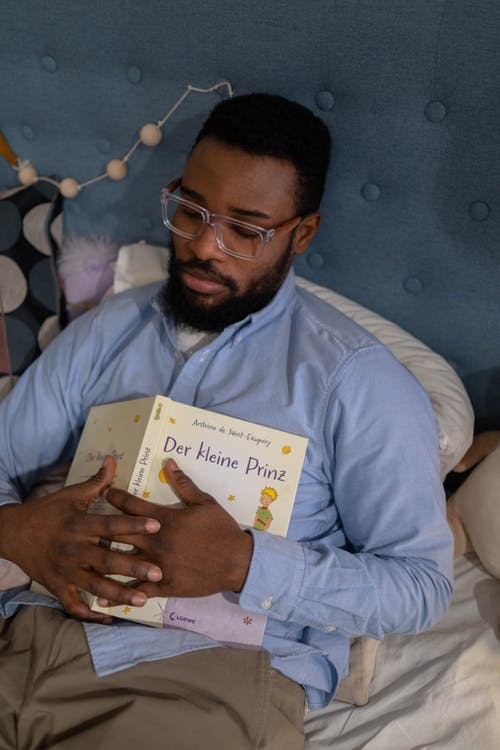 有关儿童图书, 垂直拍摄, 握住的免费素材图片