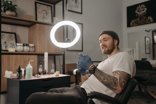 有关乳胶手套, 人, 刺青的的免费素材图片