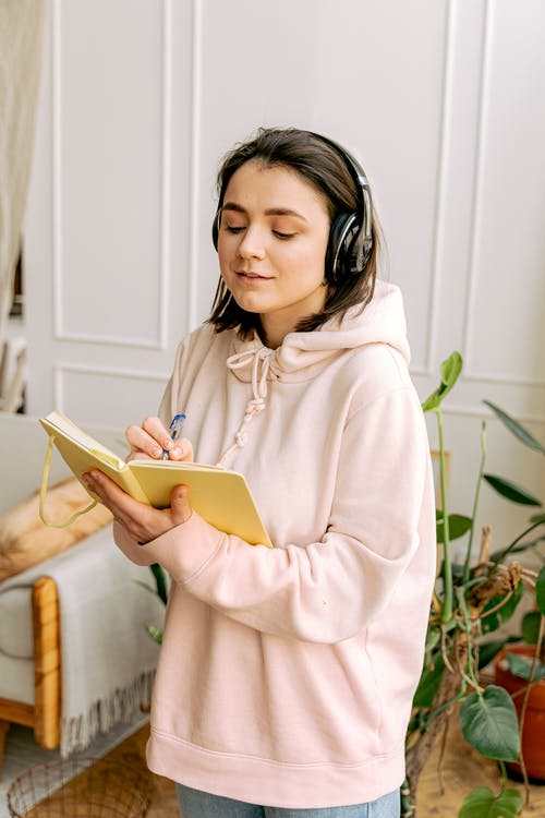 有关听音乐, 垂直拍摄, 夹克的免费素材图片