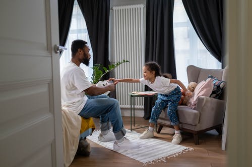 有关daugther, 四弦琴, 在家的免费素材图片