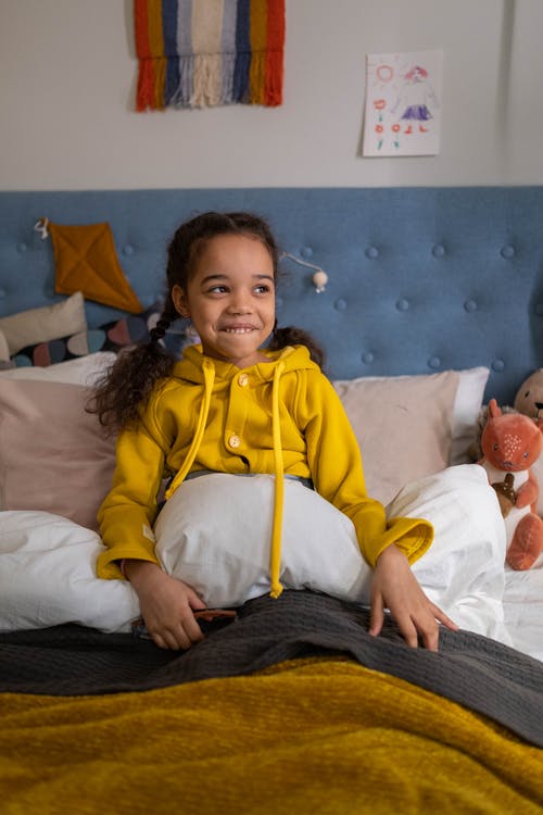 有关儿童, 坐下, 垂直拍摄的免费素材图片