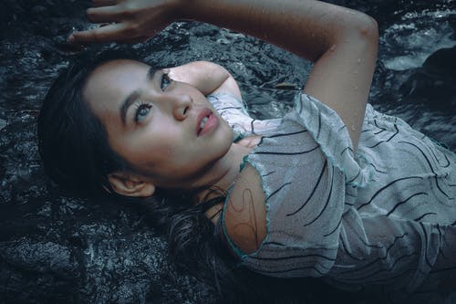 有关举起手臂, 休息, 休閒的免费素材图片