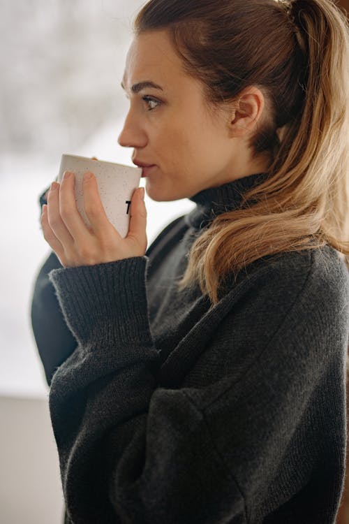 有关女人, 持械抢劫, 杯子的免费素材图片