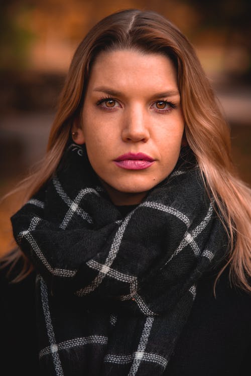 有关咖啡色头发的女人, 围巾, 垂直拍摄的免费素材图片