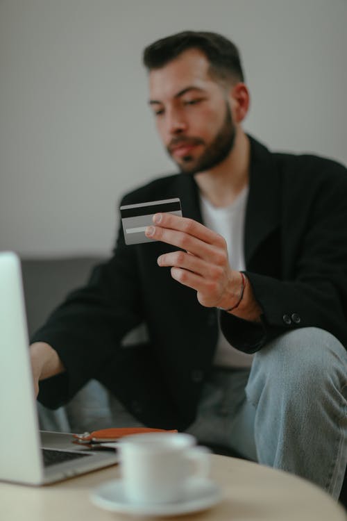 有关人, 信用卡, 坐的免费素材图片