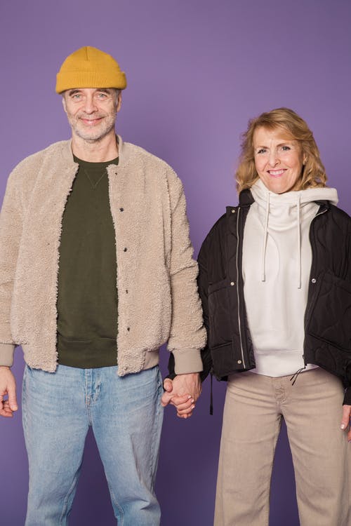 有关（顶部有小羊毛球的）羊毛帽子, 人, 休闲的免费素材图片