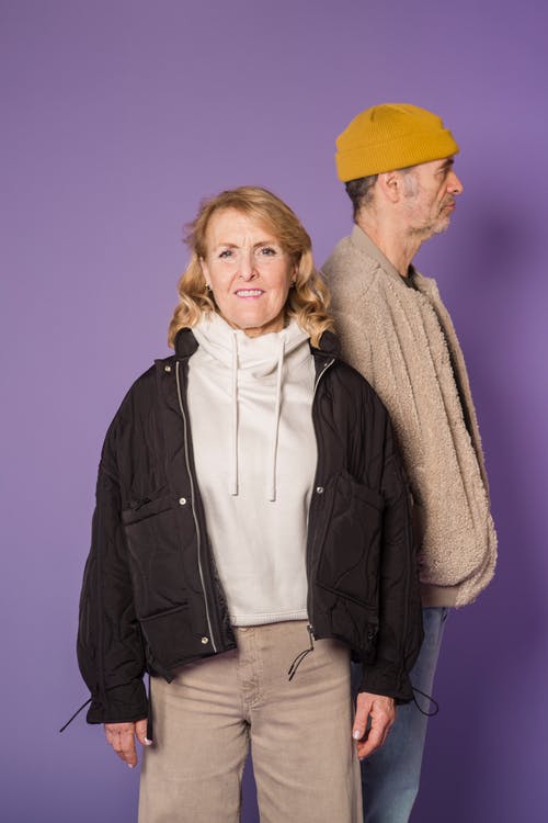 有关（顶部有小羊毛球的）羊毛帽子, 人, 休闲的免费素材图片