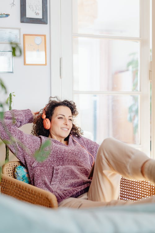 有关人, 听音乐, 在家的免费素材图片