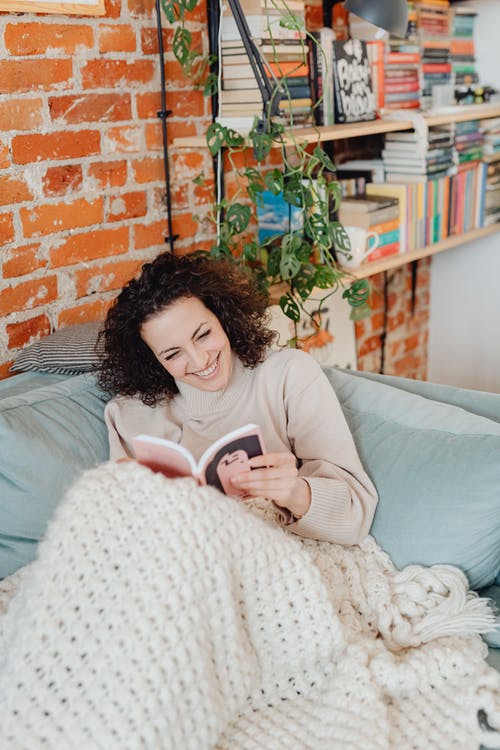 有关在家, 坐, 垂直拍摄的免费素材图片