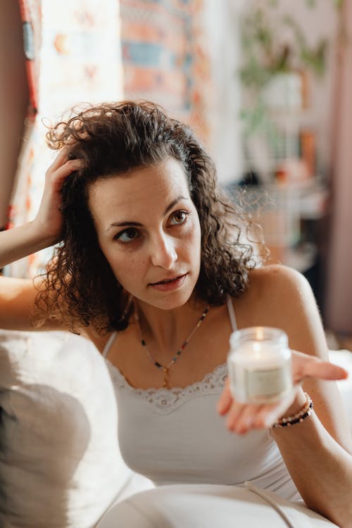 有关咖啡色头发的女人, 女人, 模糊背景的免费素材图片