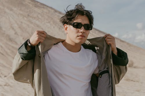有关墨镜, 棕色夹克, 白色t恤的免费素材图片