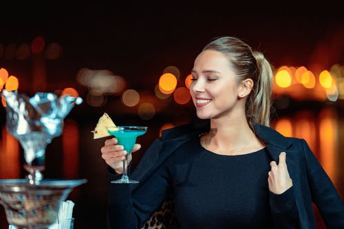 有关夜生活, 女人, 微笑的免费素材图片