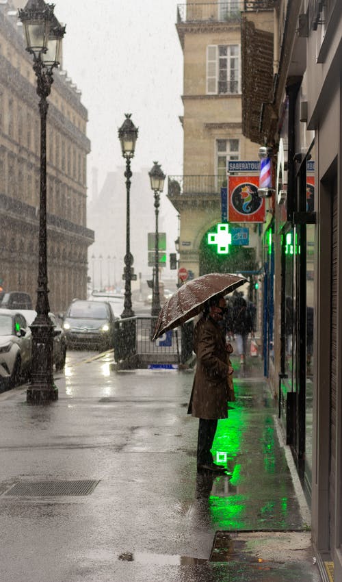 有关下雨, 人, 人行道的免费素材图片
