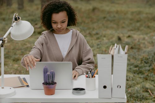 有关3C用品, 严肃, 坐的免费素材图片