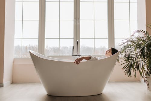 有关女人, 室内, 沐浴的免费素材图片