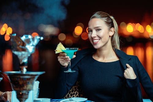 有关夜生活, 女人, 微笑的免费素材图片