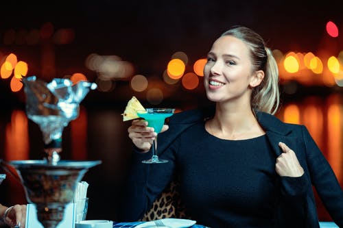 有关夜生活, 女人, 微笑的免费素材图片