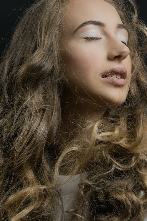 有关卷发, 嘴唇, 垂直拍摄的免费素材图片