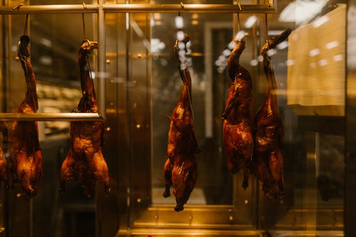 隔着玻璃挂北京烤鸭 · 免费素材图片