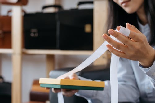 有关公事包, 包包, 坐下的免费素材图片