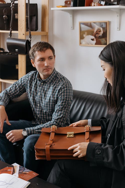 有关人, 公事包, 坐下的免费素材图片