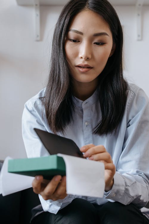 有关坐下, 垂直拍摄, 女人的免费素材图片