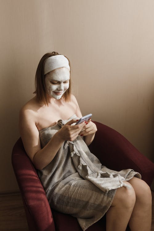 有关坐, 垂直拍摄, 女人的免费素材图片