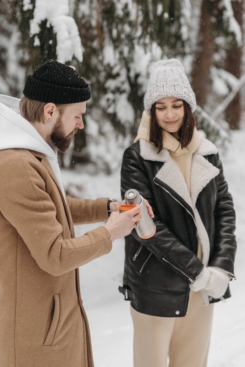 有关（頂部有小羊毛球的）羊毛帽子, 一對, 人的免费素材图片