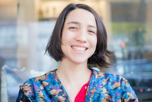 有关印花连衣裙, 女人, 微笑的免费素材图片