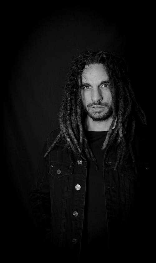 有关人, 垂直拍摄, 室內的免费素材图片