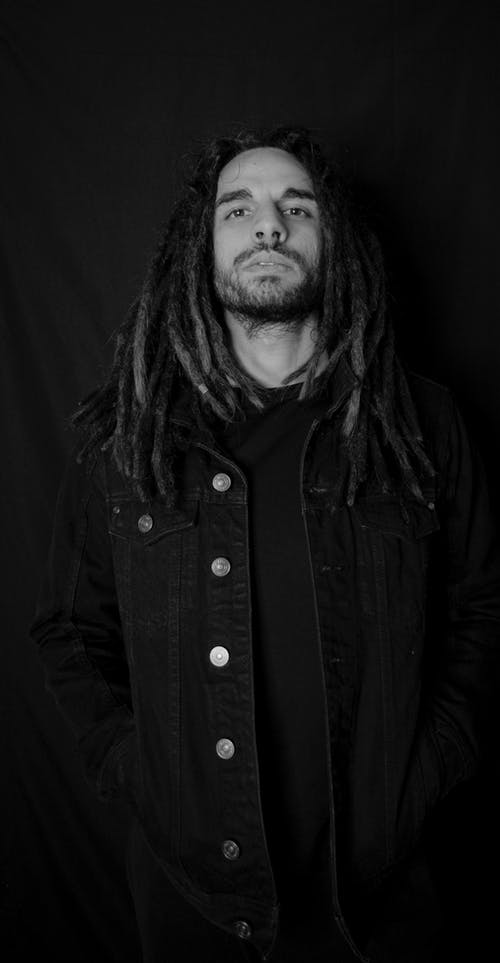 有关人, 垂直拍摄, 室內的免费素材图片