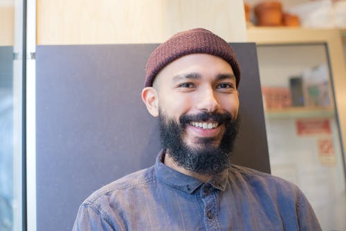 有关（頂部有小羊毛球的）羊毛帽子, 微笑, 特写的免费素材图片