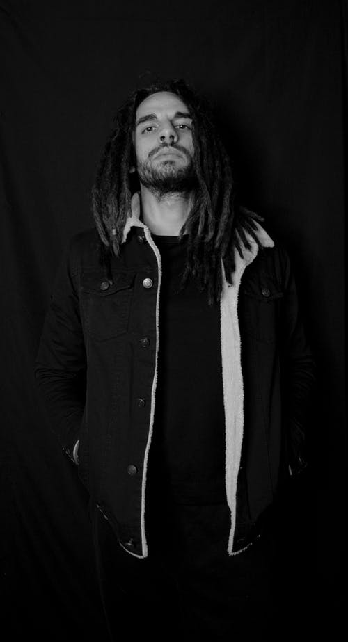 有关人, 垂直拍摄, 室內的免费素材图片