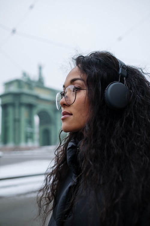 有关侧面, 垂直拍摄, 捲髮的免费素材图片