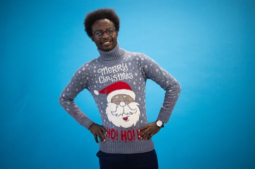 有关微笑, 捲髮, 毛線衣的免费素材图片