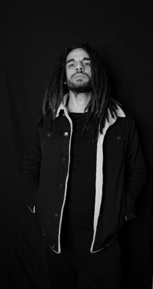 有关人, 垂直拍摄, 室內的免费素材图片