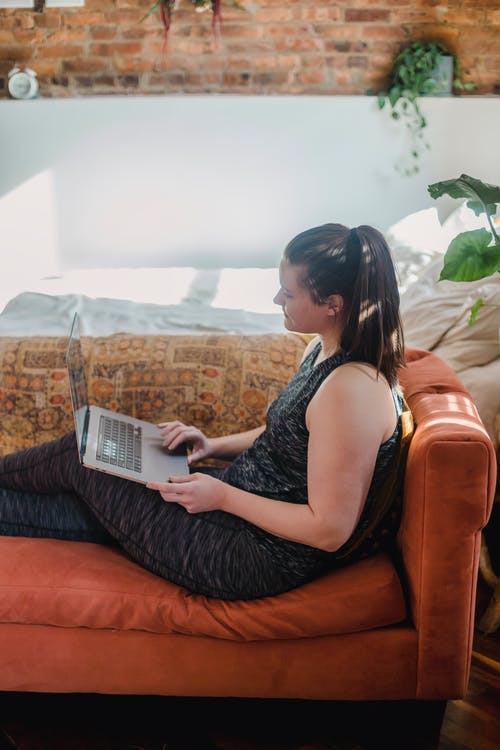 女人用她的笔记本电脑 · 免费素材图片
