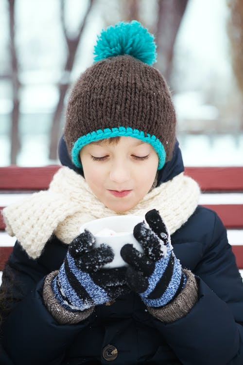 有关（頂部有小羊毛球的）羊毛帽子, 兒童, 冬季的免费素材图片