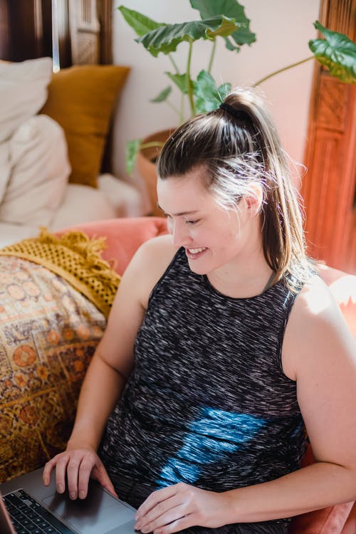 女人用她的笔记本电脑 · 免费素材图片